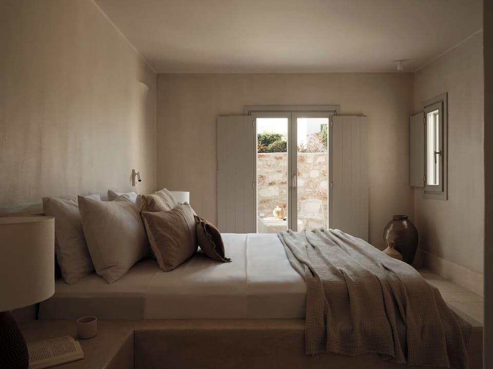 Deluxe Suite Spa Bath | Egyptian cotton sheets, premium bedding, memory foam beds, in-room safe