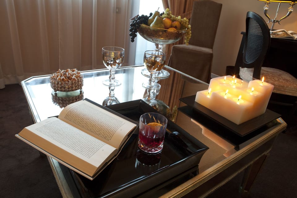 Suite, Sea View | Living room | Flat-screen TV, books