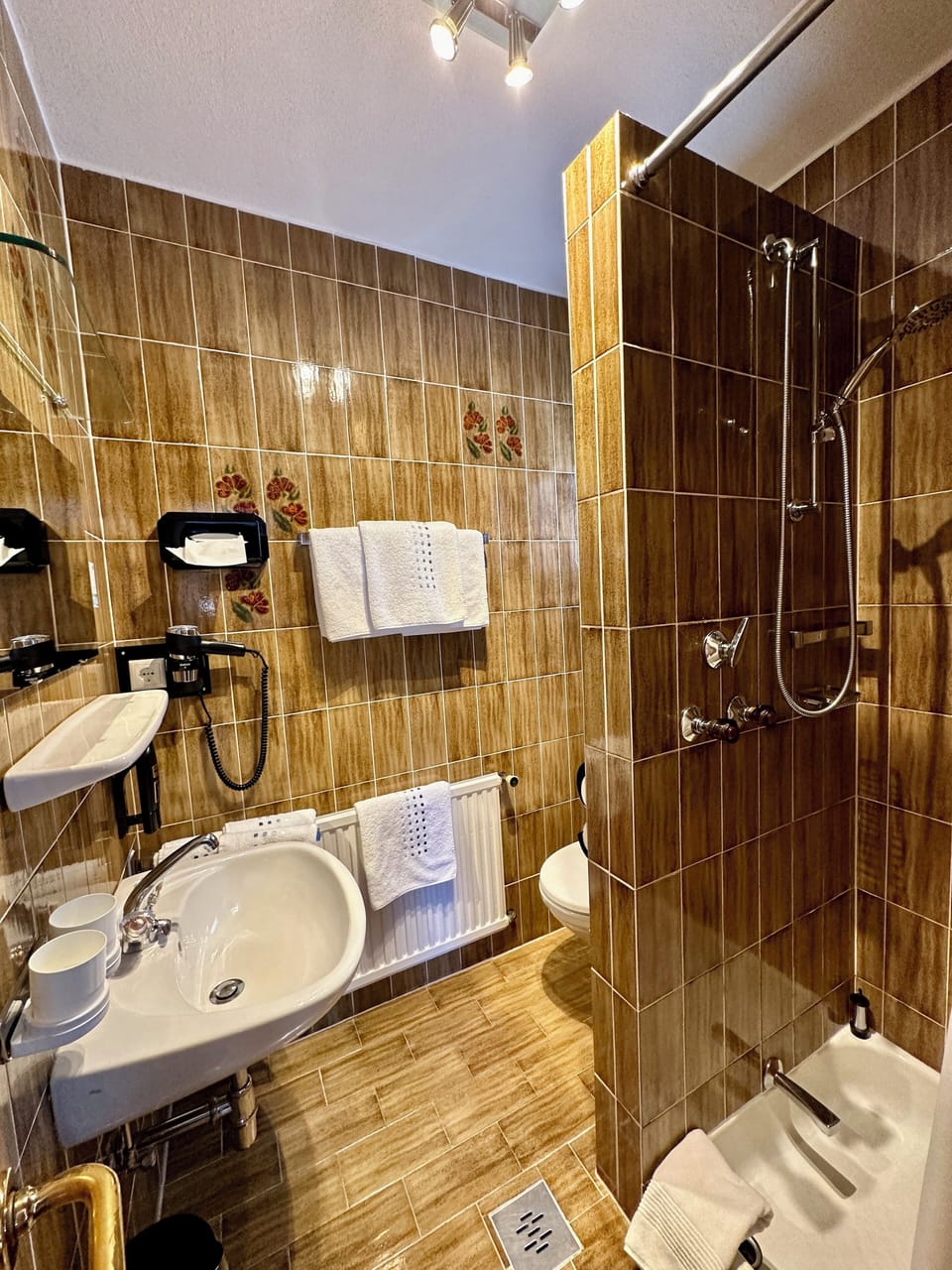 Deluxe Quadruple Room, Balcony, Mountain View | Bathroom | Hair dryer, towels, soap, shampoo