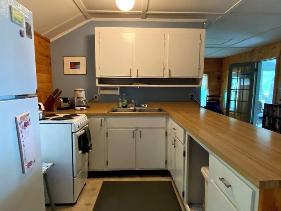 Plenty of space for food prep or serving on the counter peninsula