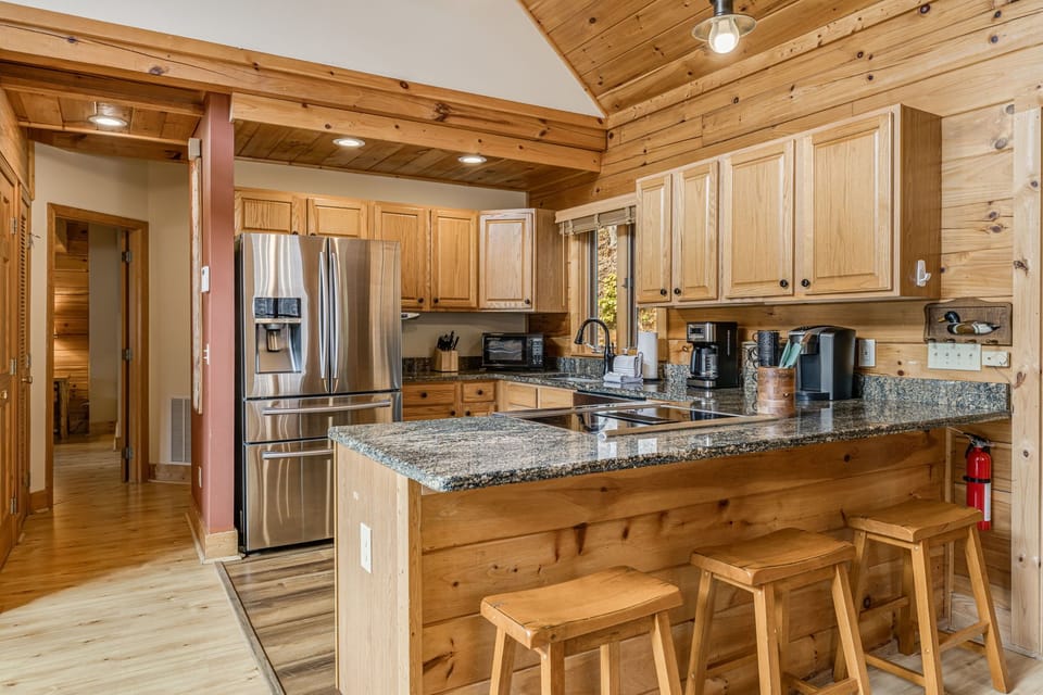 Fully Equipped Kitchen w/ Breakfast Bar Seating