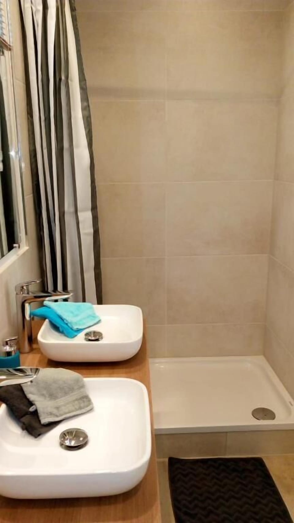 Comfort Double Room, Non Smoking | Bathroom | Shower, hair dryer, towels, toilet paper