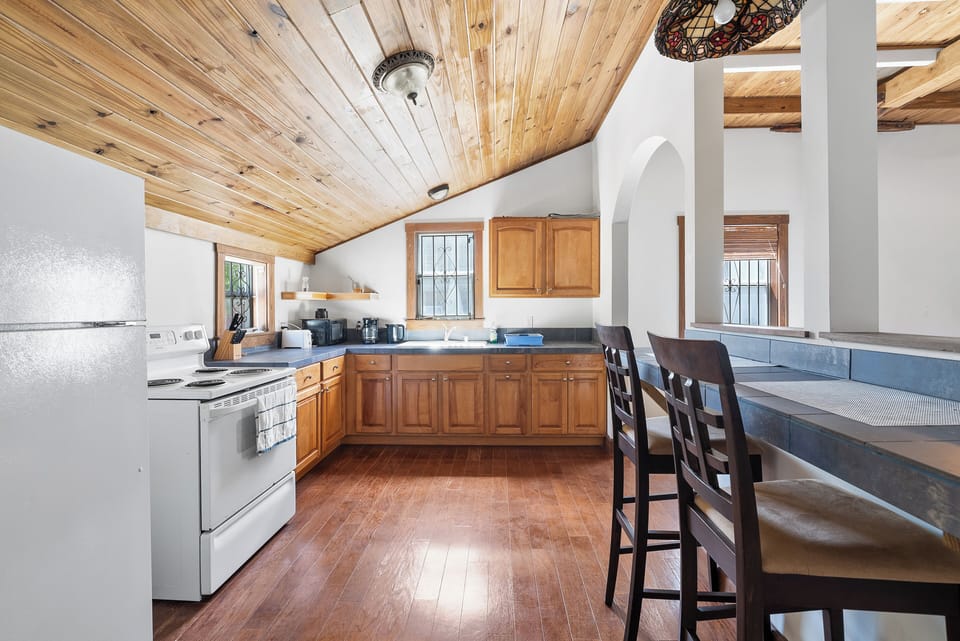 Kitchen and Breakfast Bar