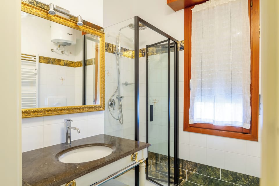 Luxury Double or Twin Room, Non Smoking, Balcony | Bathroom | Shower, slippers, bidet, towels
