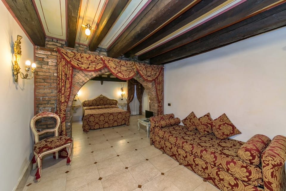 Suite, Annex Building | Premium bedding, down comforters, in-room safe, desk