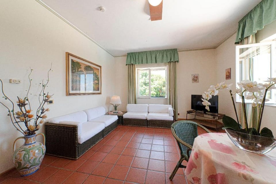 Family Room | Premium bedding, minibar, in-room safe, desk