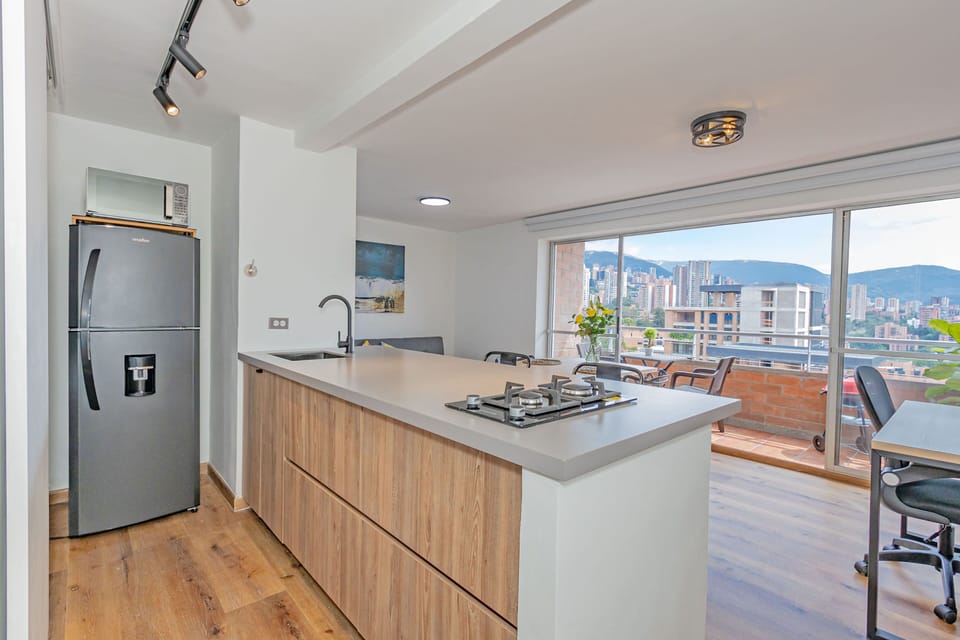 Superior Apartment, Balcony, City View | Private kitchen | Microwave, stovetop, coffee/tea maker, cookware/dishes/utensils
