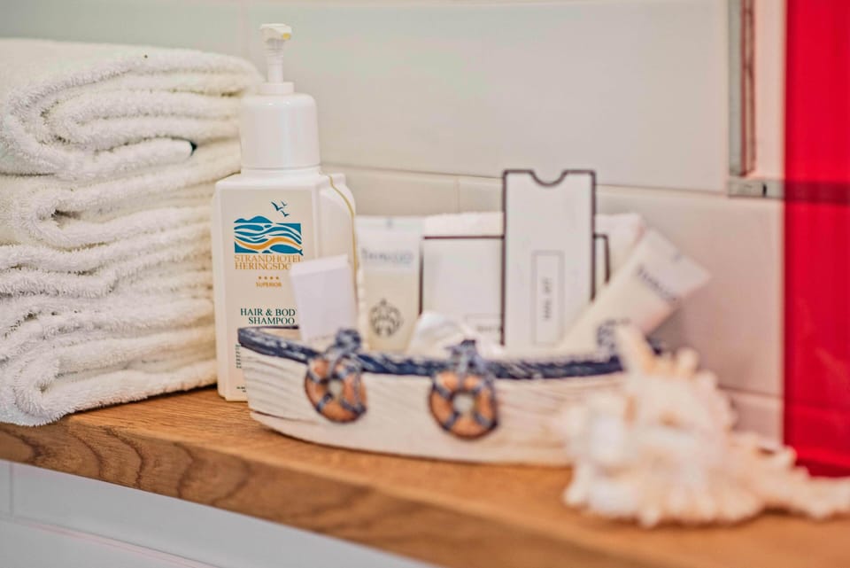 Apartment, 1 bedroom, in the annex building, no elevator | Bathroom | Free toiletries, bathrobes, slippers, towels