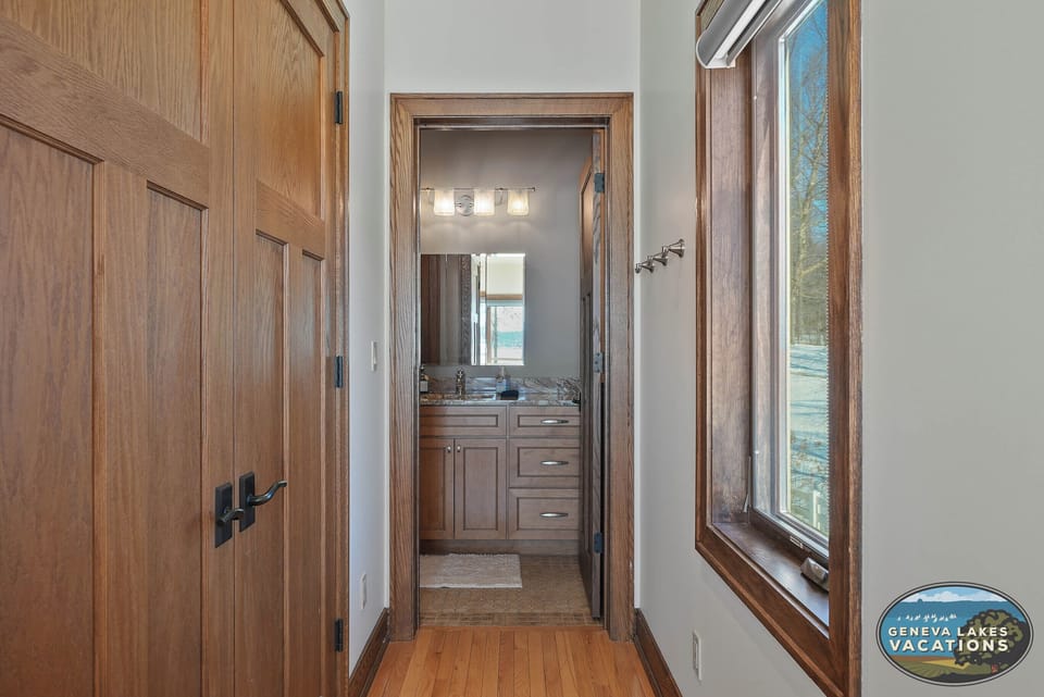 King Bedroom #5 w/ Ensuite Bathroom (Private)