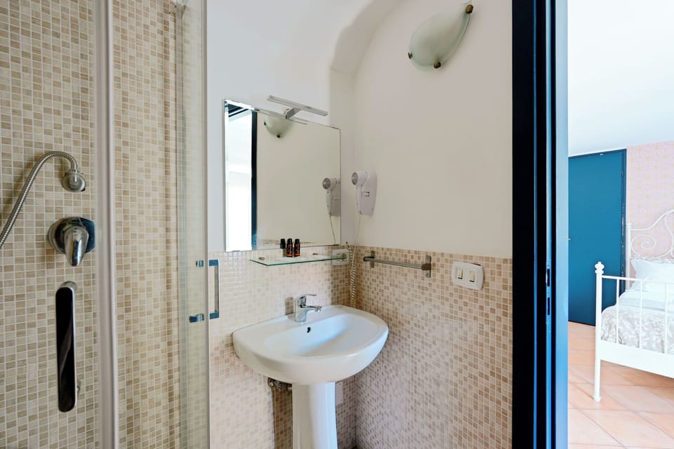 Economy Double Room | Bathroom | Shower, free toiletries, hair dryer, bidet