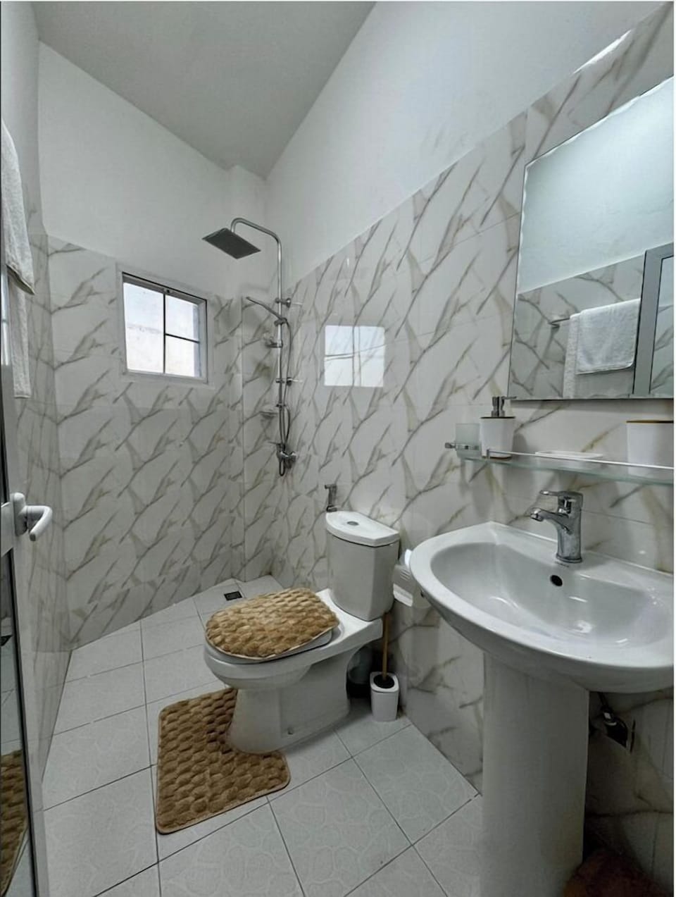 Deluxe Apartment, City View | Bathroom | Toilet paper