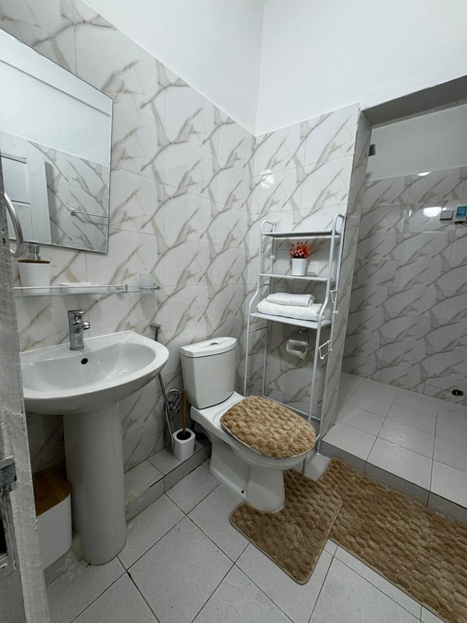 Deluxe Apartment, City View | Bathroom | Toilet paper