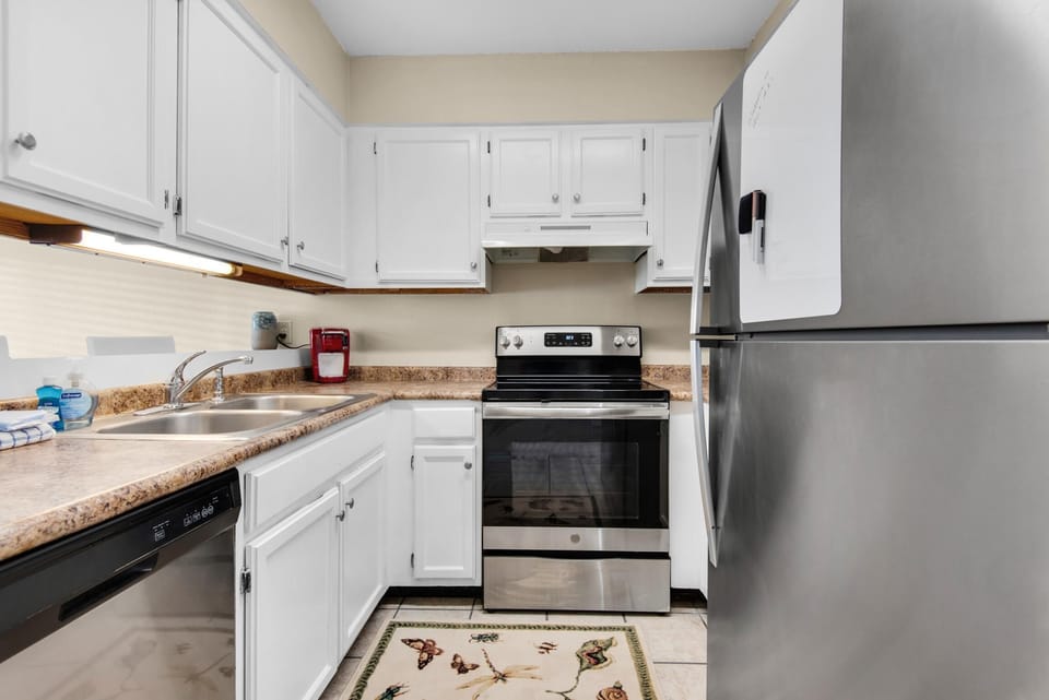 Condo, 1 King Bed with Sofa bed (Sandprints A1) | Private kitchen | Oven, toaster