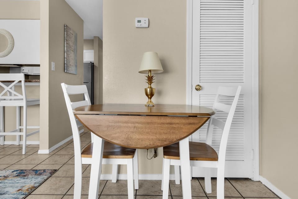 Condo, 1 King Bed with Sofa bed (Sandprints A1) | Dining