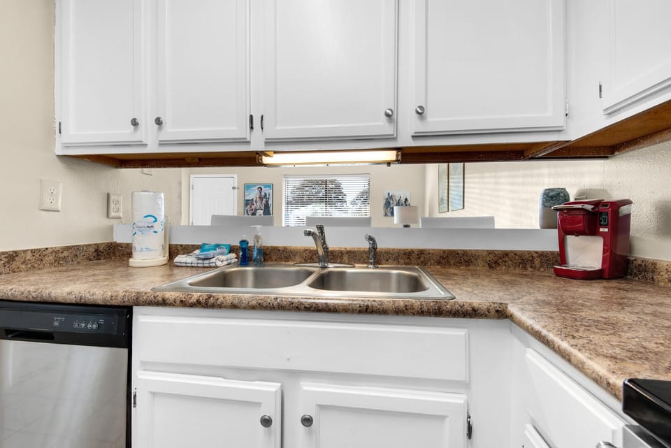 Condo, 1 King Bed with Sofa bed (Sandprints A1) | Private kitchen | Oven, toaster