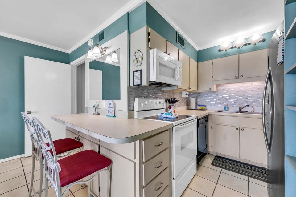 Condo, 1 King Bed with Sofa bed (The Summit 1209) | Private kitchen | Oven, toaster