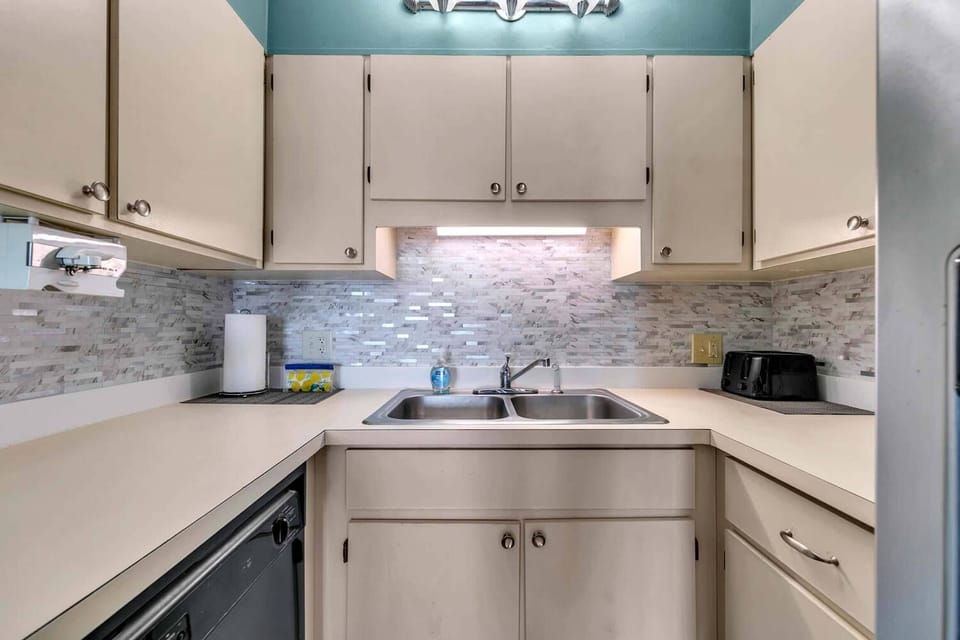 Condo, 1 King Bed with Sofa bed (The Summit 1209) | Private kitchen | Oven, toaster
