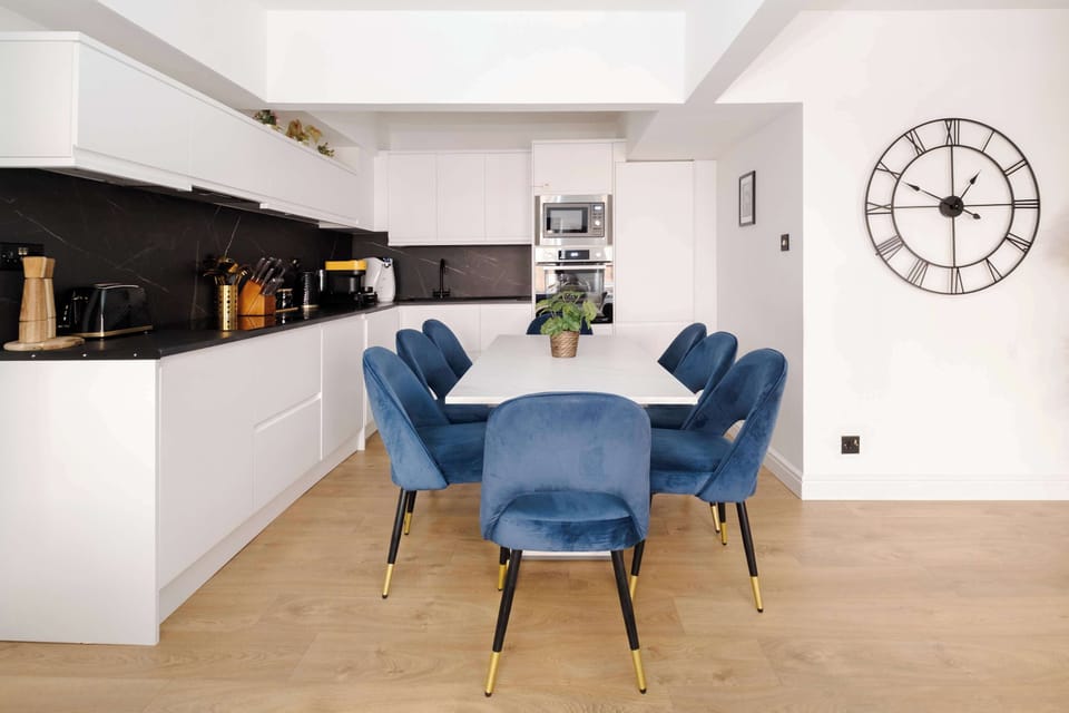 Living Room | Make yourself at home in the fully equipped kitchen, ideal for both short and long stays. Enjoy modern essentials like a washer, dryer, dishwasher, espresso machine and a fresh water dispenser for added ease and comfort.