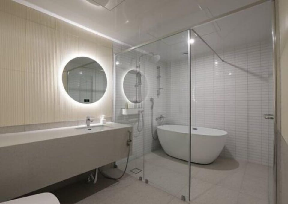 6. Party&Family bathtub | Soundproofing, free WiFi