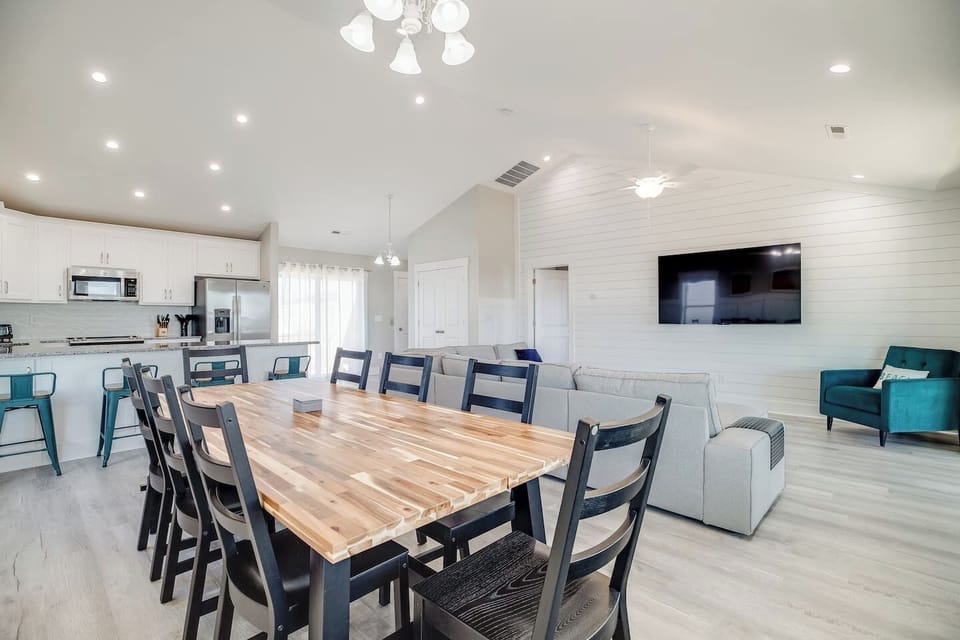 Whether you've cooked, gotten take-out from one of the local restaurants, or just want to play games together the large dining table is where you can sit together while still enjoying ocean views. 