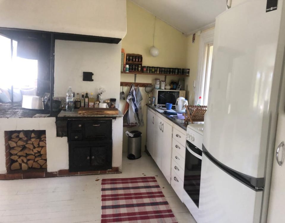 Fully equipped kitchen with the usual kitchen utensils