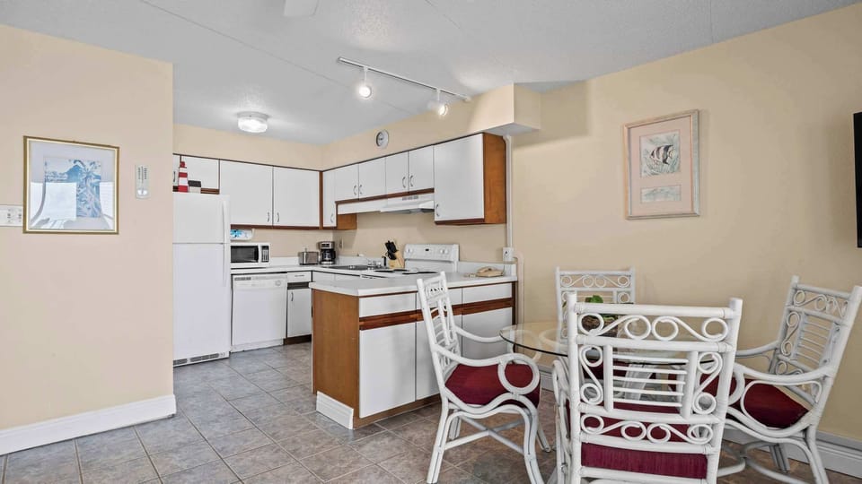 Dining area off kitchen