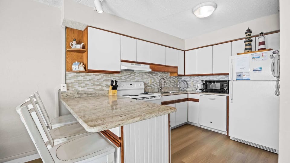 Kitchen with breakfast bar