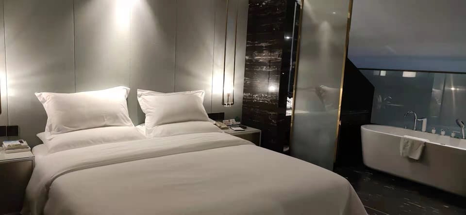 Executive Studio Suite | Down comforters, in-room safe, desk, laptop workspace