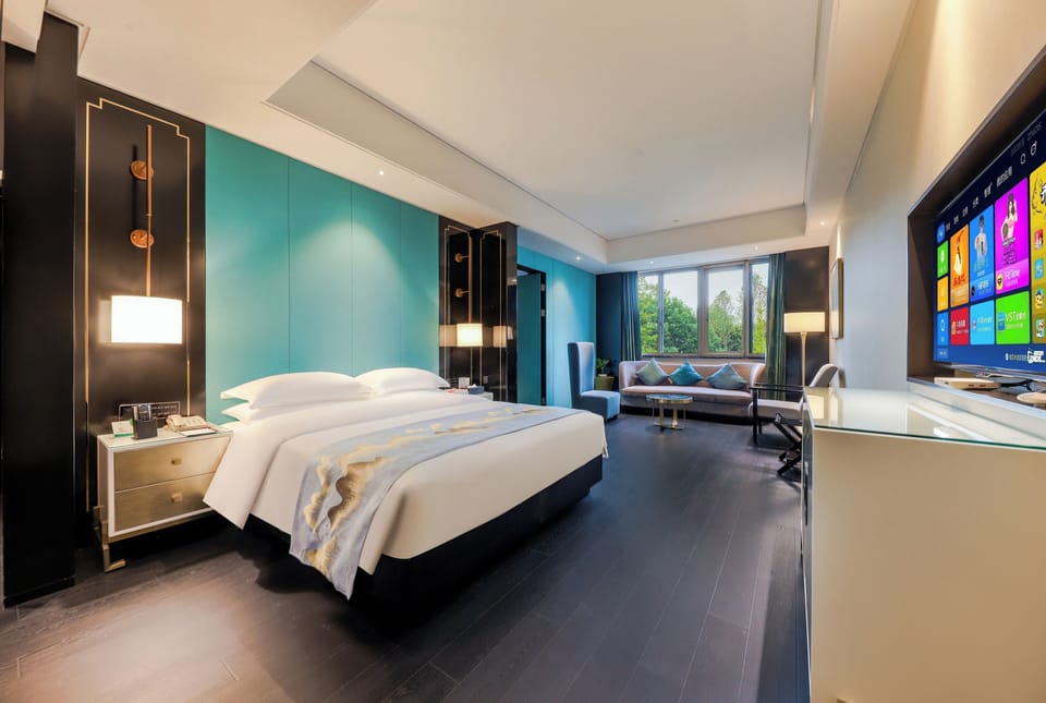 Deluxe Double Room | Down comforters, in-room safe, desk, laptop workspace