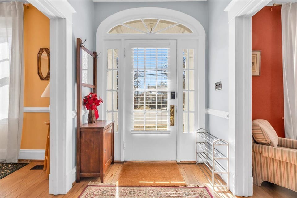 Entryway Delight: Bright and welcoming space with stylish decor and sunny views!