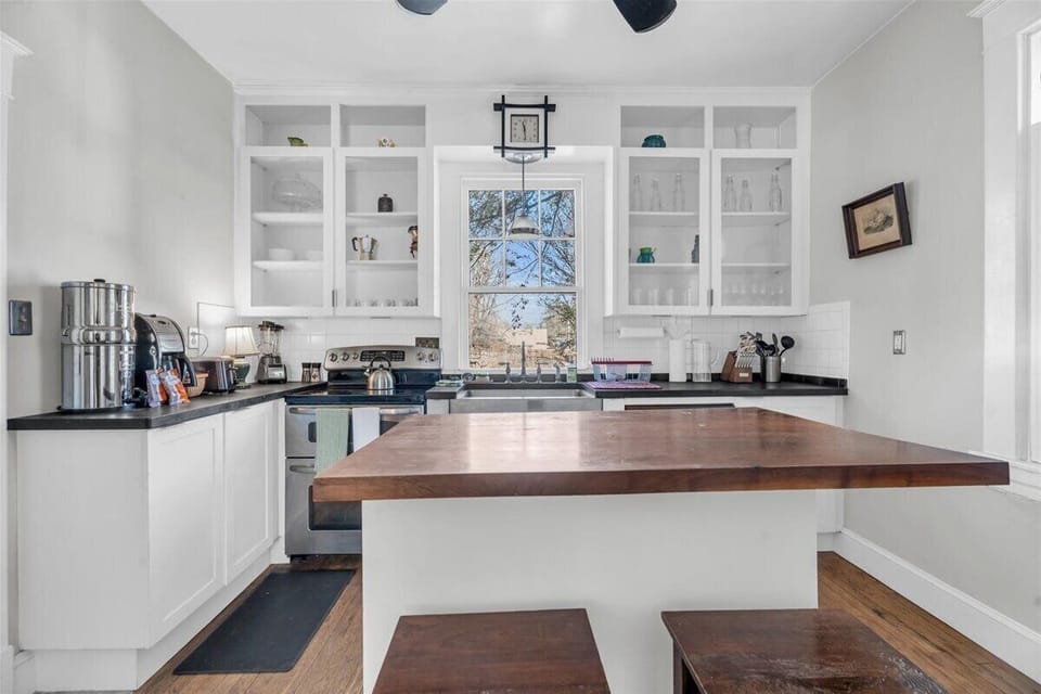 Kitchen: Gourmet meals await in this stylish space with modern appliances and great natural light!