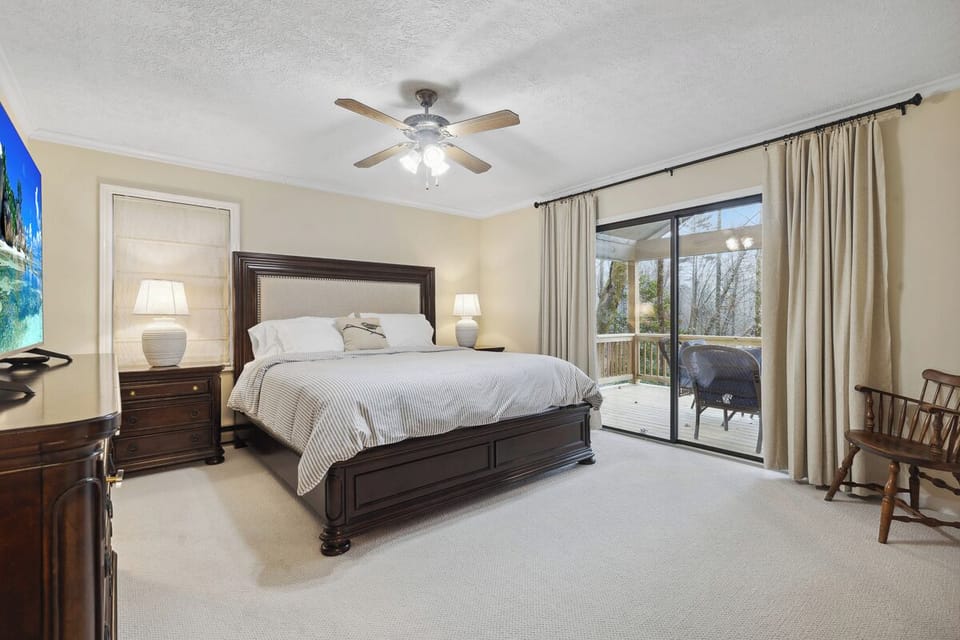 Views! quality mattress, no complaints, comfort-duvets, smart TV, ensuite bath.