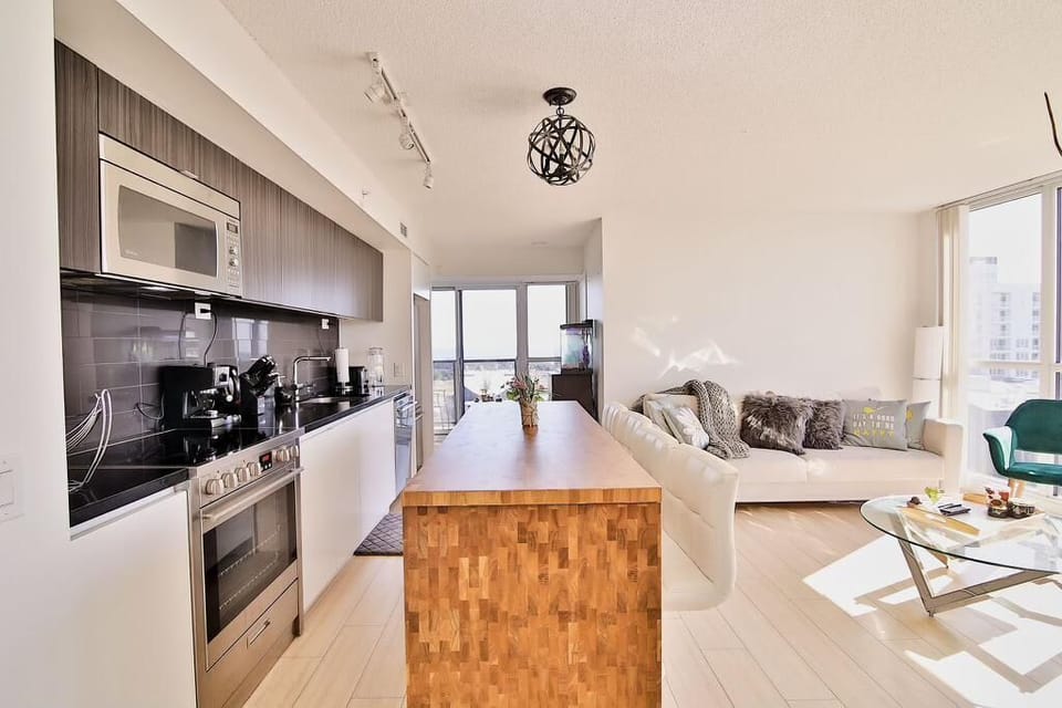 Deluxe Double or Twin Room, City View | In-room dining