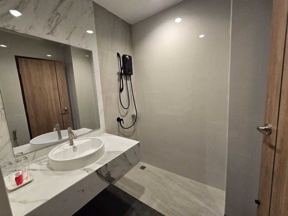 Family Room | Bathroom | Shower, free toiletries, hair dryer, slippers