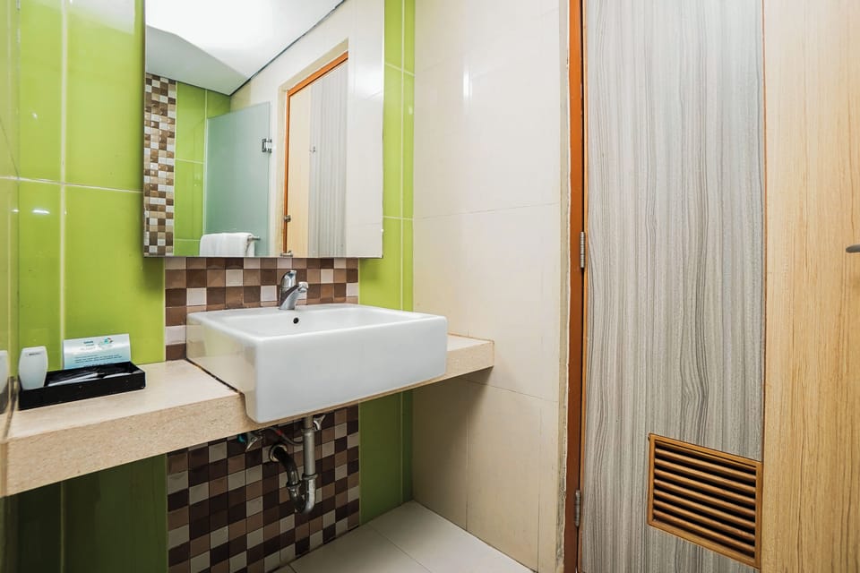 Shower, towels, soap, shampoo