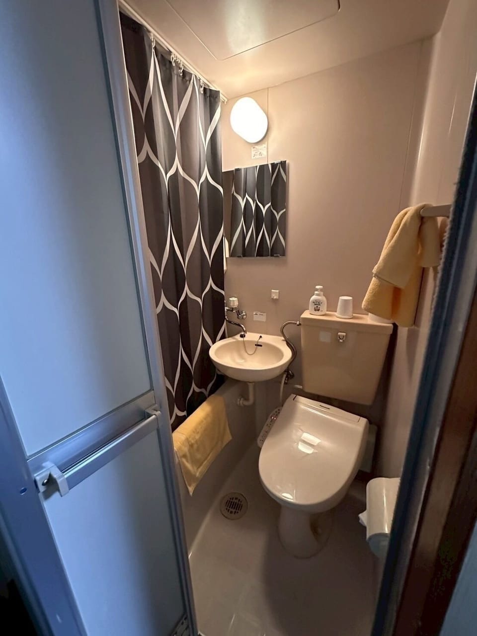 Combined shower/tub, hair dryer, towels, soap