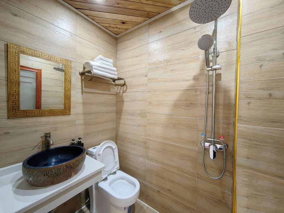 Economy Twin Room | Bathroom | Shower, hair dryer, slippers, towels