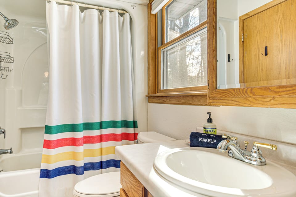 En-Suite Bathroom | Main Level | Towels Provided