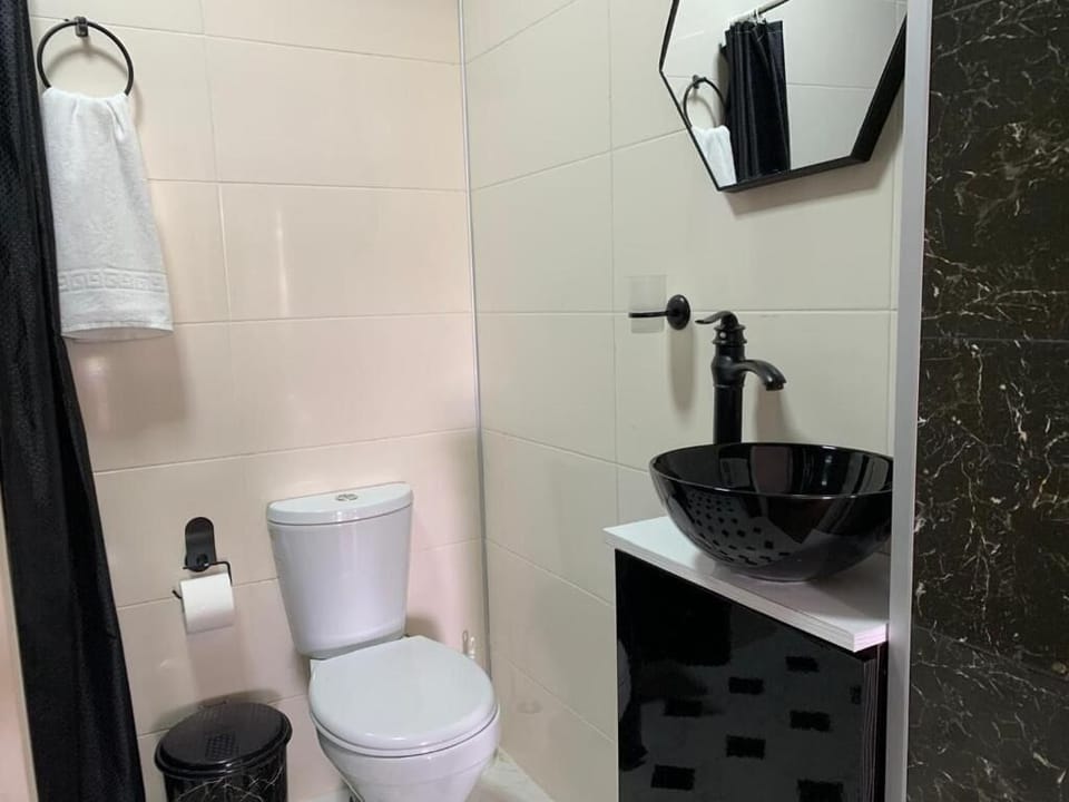 Classic Triple Room, Garden View | Bathroom