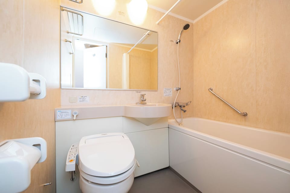 Combined shower/tub, deep soaking tub, free toiletries, hair dryer