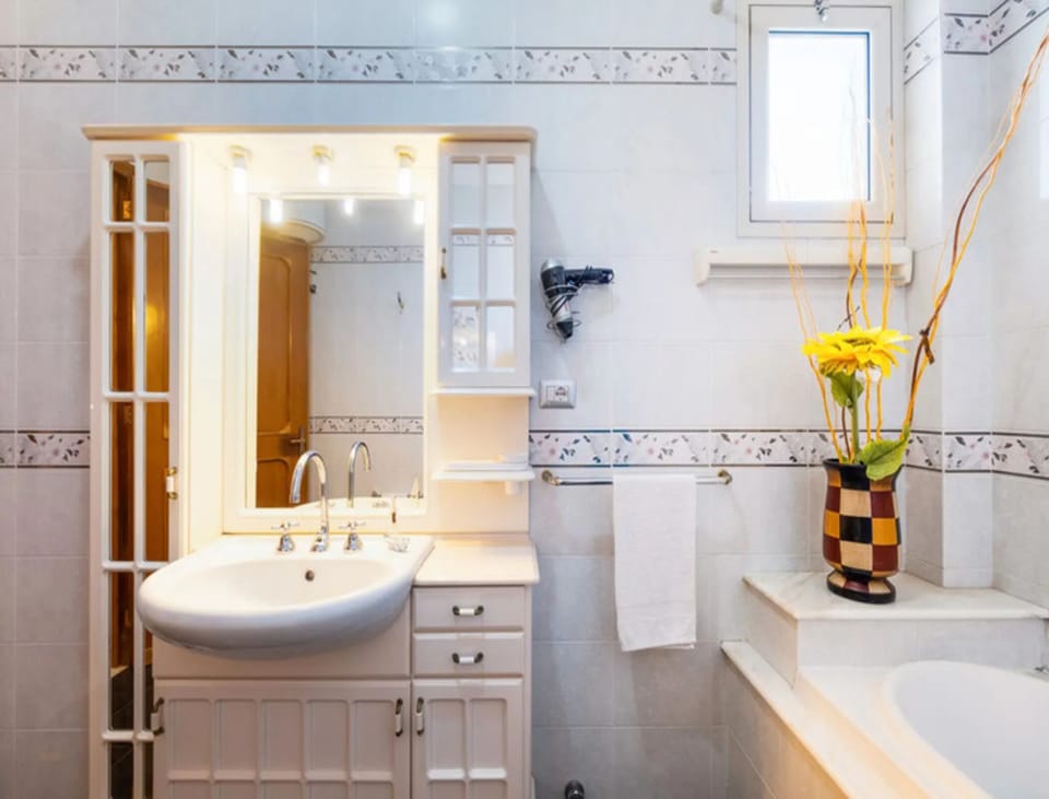 Room, 1 Bedroom, Smoking, Patio | Bathroom
