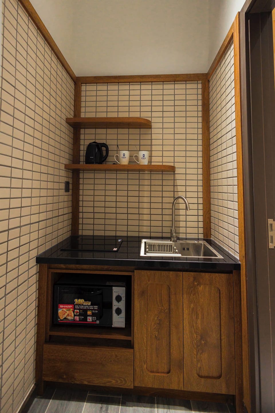 Basic Double Room | Private kitchen | Mini-fridge, microwave, oven, stovetop
