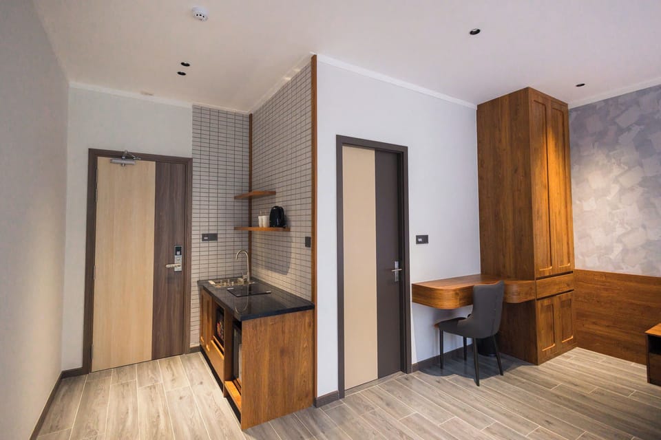 Deluxe Double Room, 1 King Bed, Kitchenette | Private kitchen | Mini-fridge, microwave, oven, stovetop