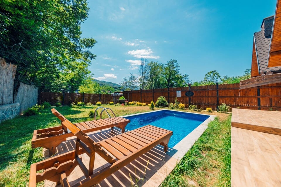 Deluxe Bungalow, Mountain View | Desk, laptop workspace, free cribs/infant beds, free WiFi