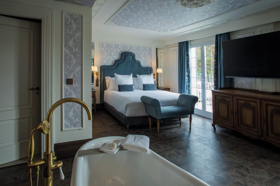Junior Studio Suite, Bathtub | Premium bedding, memory foam beds, minibar, in-room safe