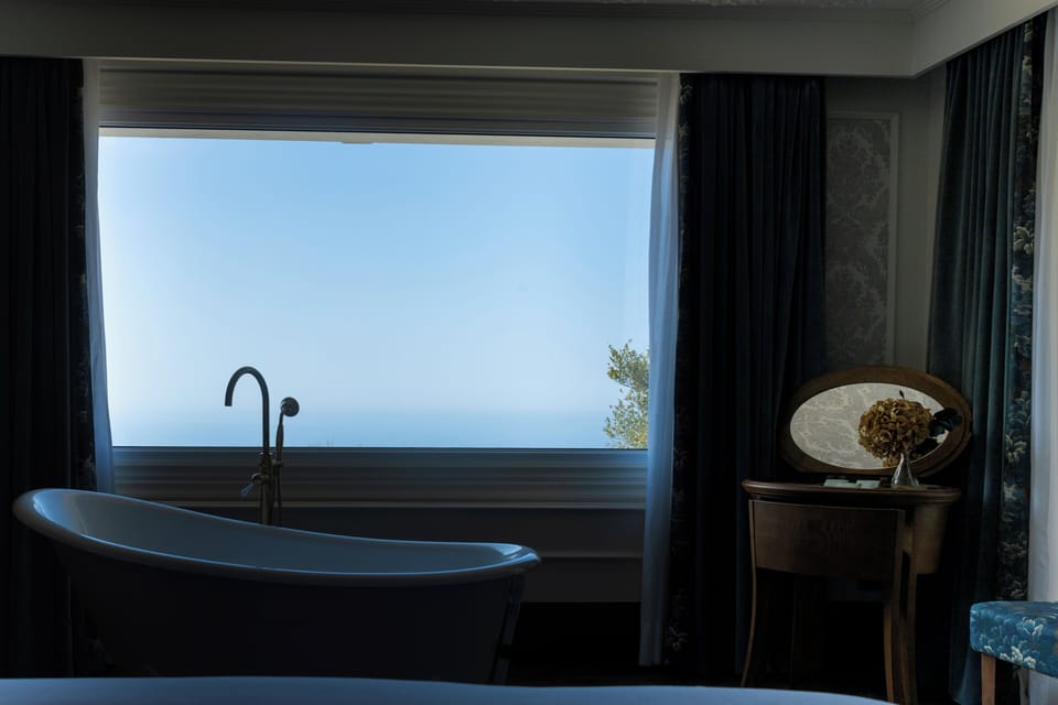 Junior Studio Suite, Bathtub | Premium bedding, memory foam beds, minibar, in-room safe