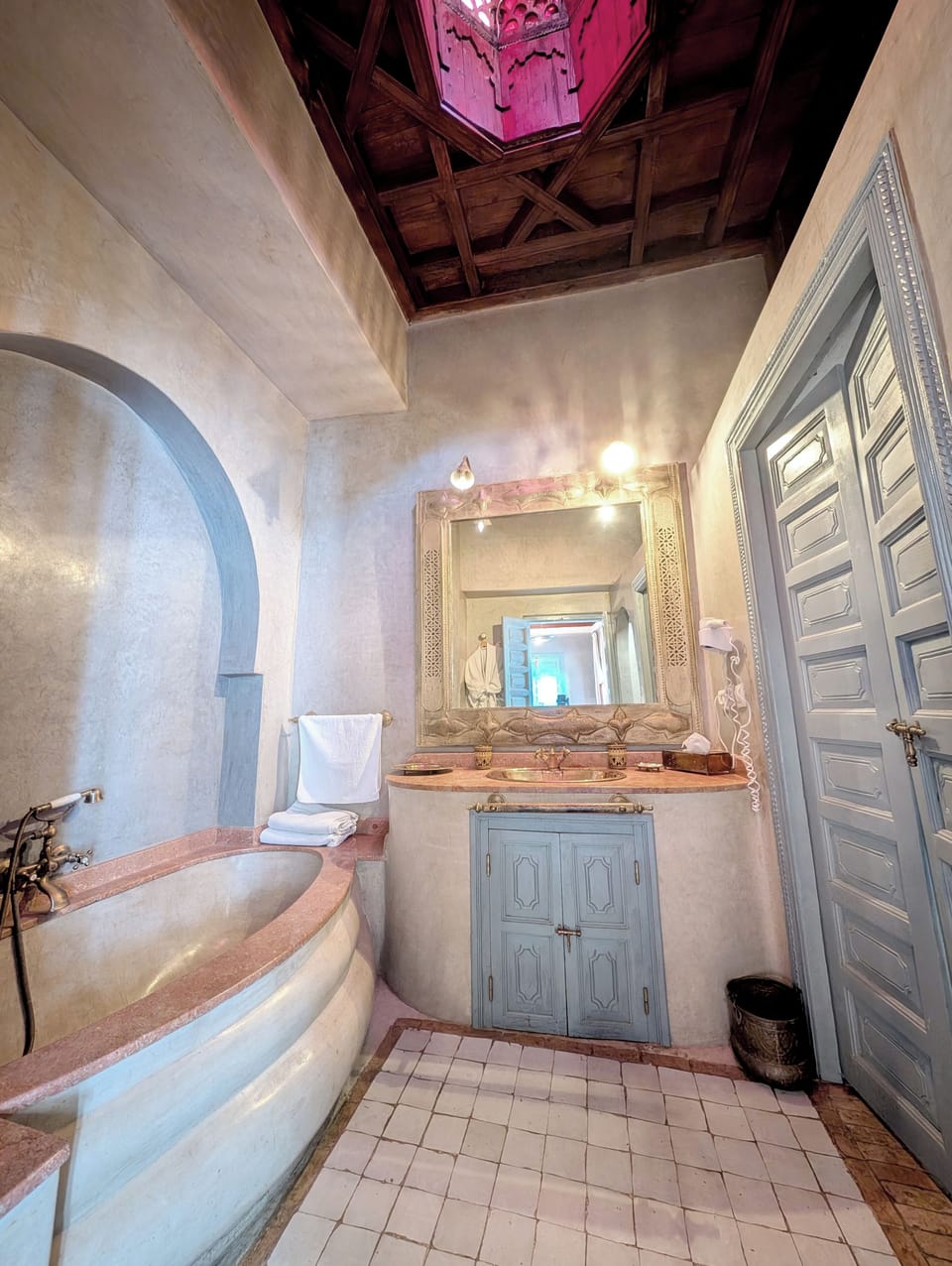 Deluxe Room | Bathroom | Shower, hair dryer, bathrobes, towels