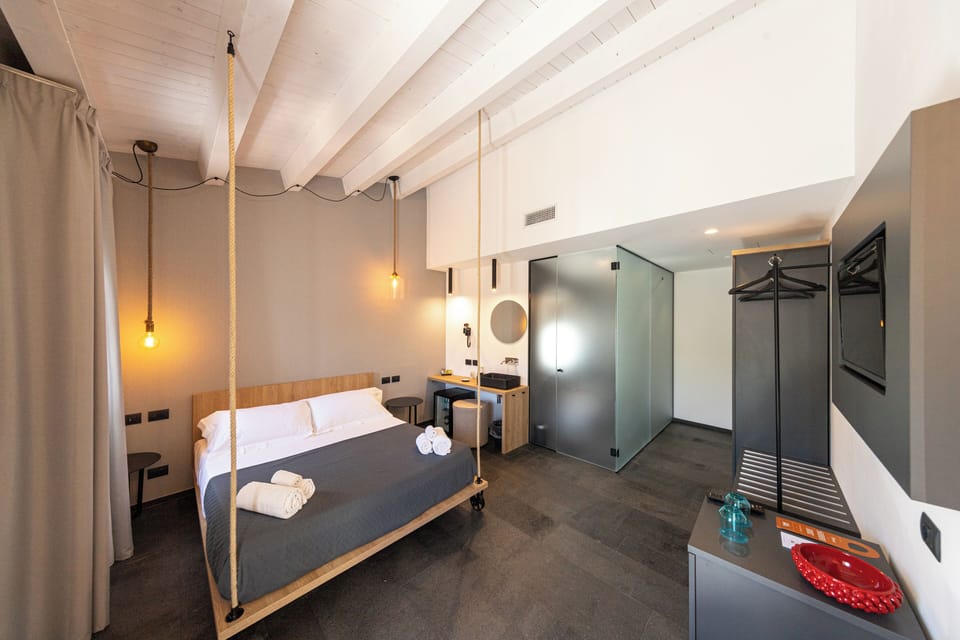 Deluxe Room | In-room safe, blackout drapes, free WiFi, bed sheets