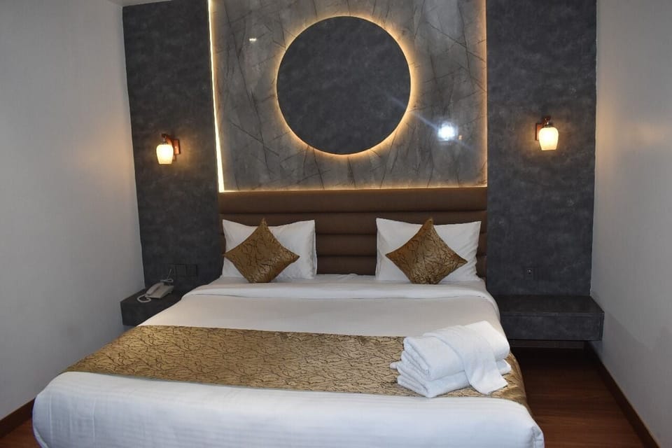 Deluxe Double Room | In-room safe, desk, laptop workspace, soundproofing