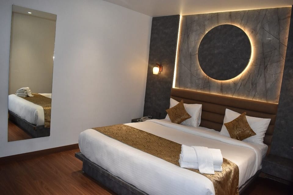 Deluxe Double Room | In-room safe, desk, laptop workspace, soundproofing